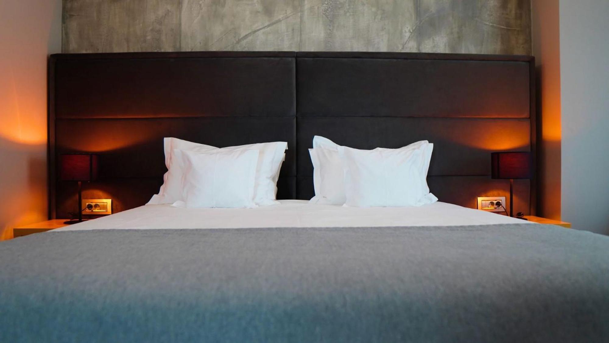 Aniroc Signature Hotel Arad Exterior photo A bed with two pillows