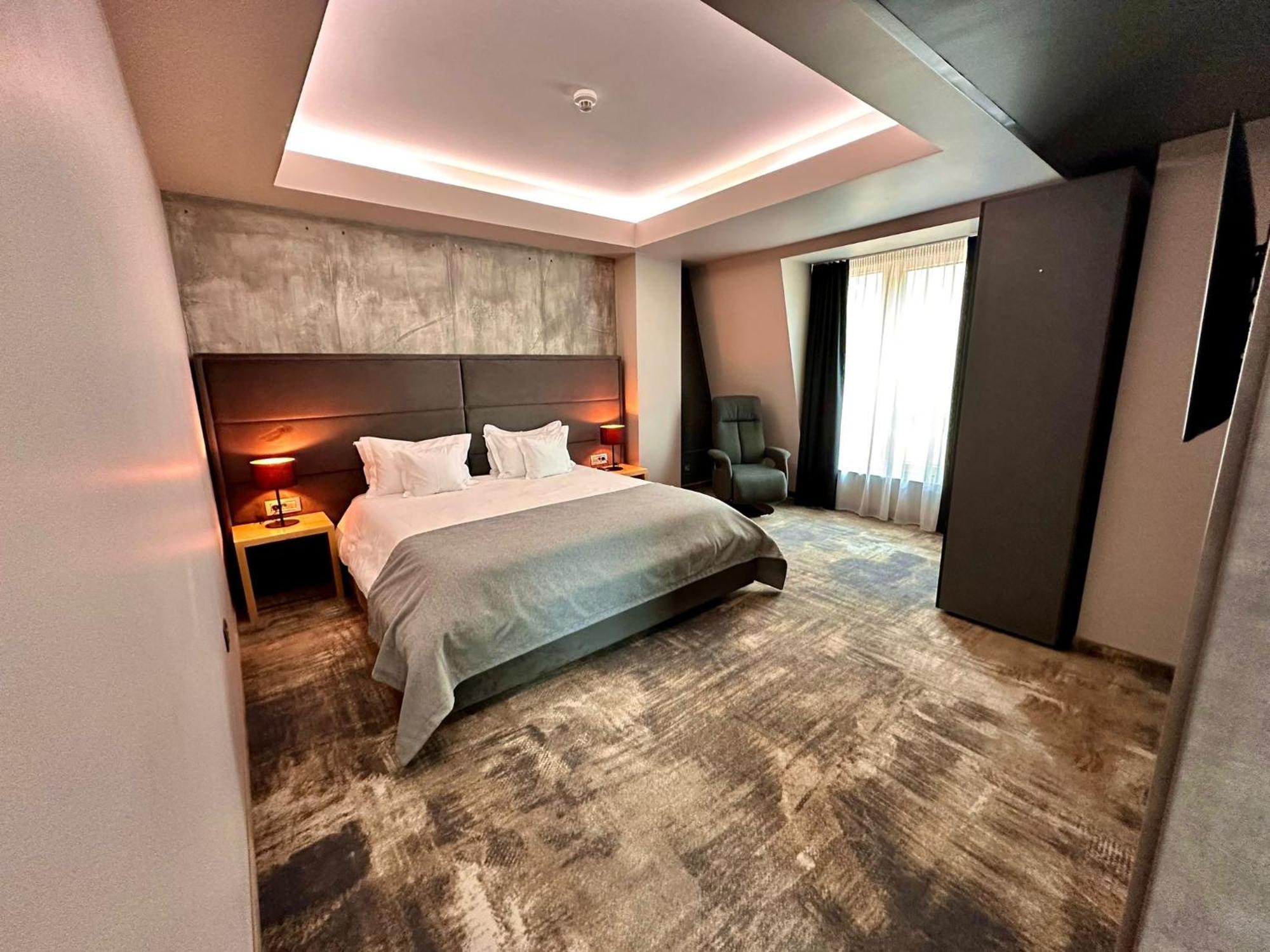 Aniroc Signature Hotel Arad Exterior photo A room at the hotel