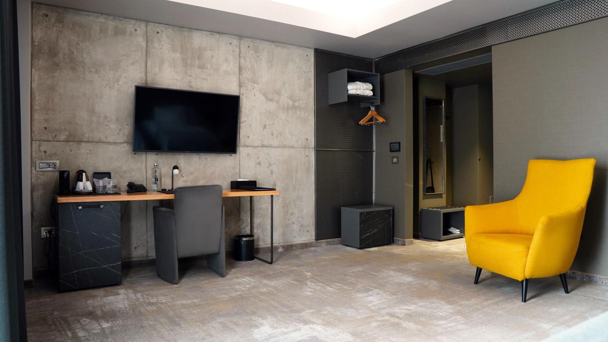 Aniroc Signature Hotel Arad Exterior photo A room at the hotel