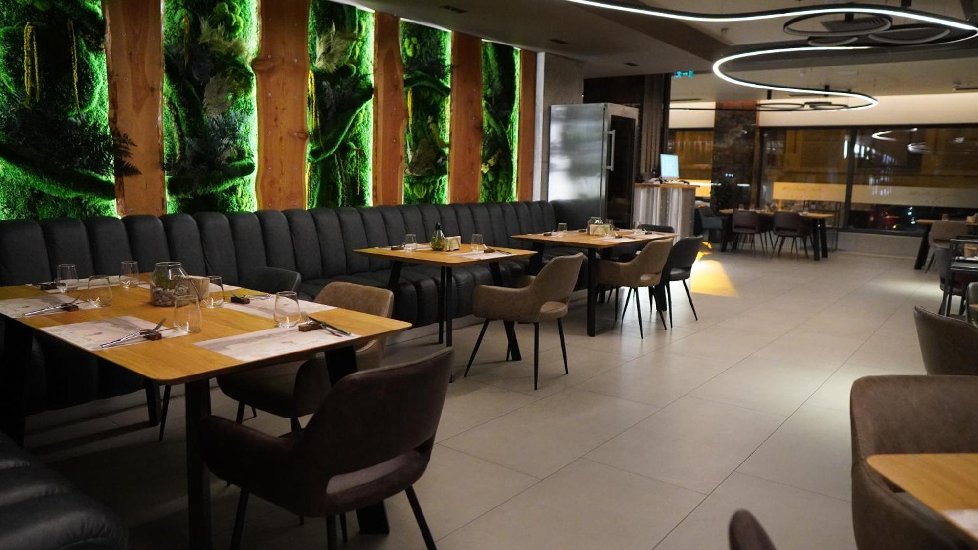 Aniroc Signature Hotel Arad Exterior photo Interior of a restaurant in Belgrade