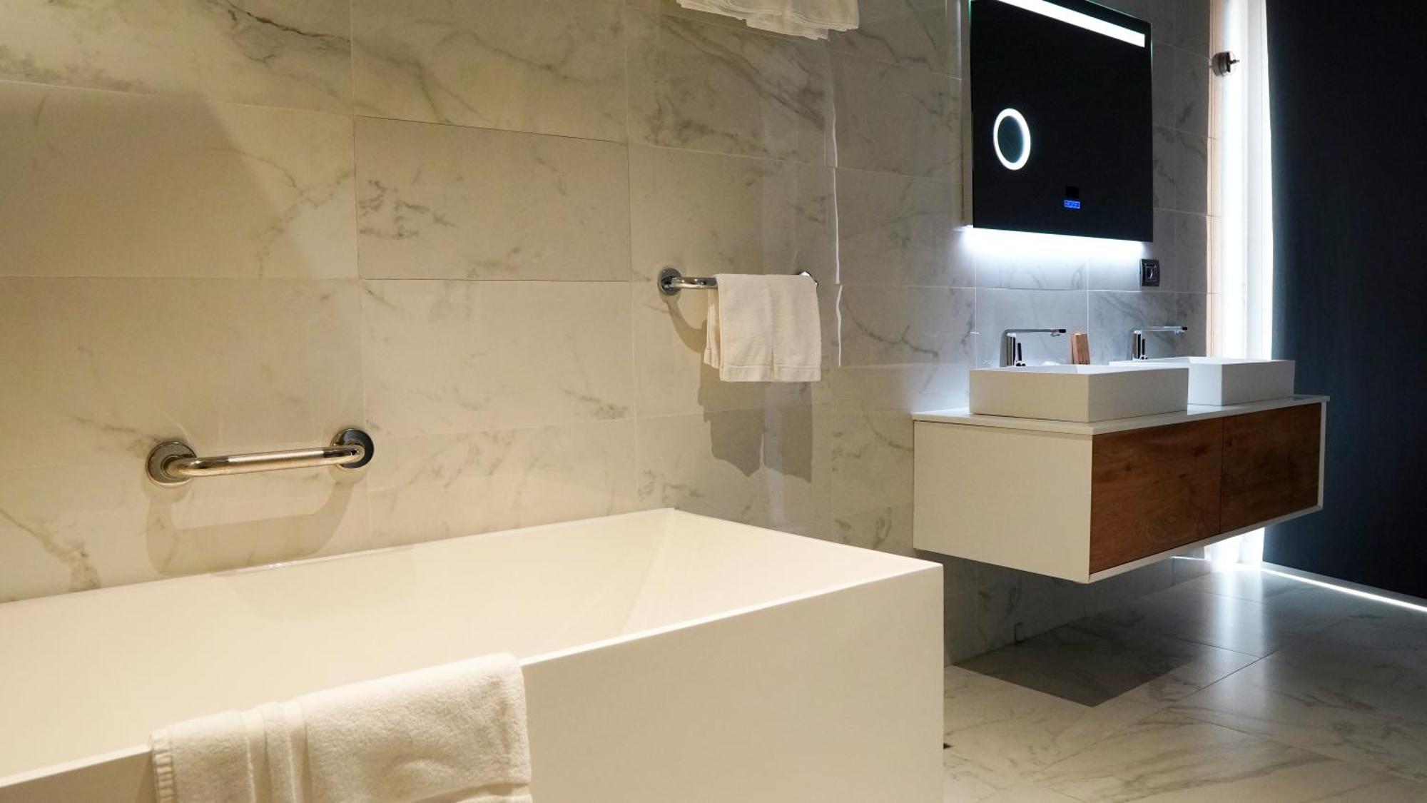 Aniroc Signature Hotel Arad Exterior photo Bathroom