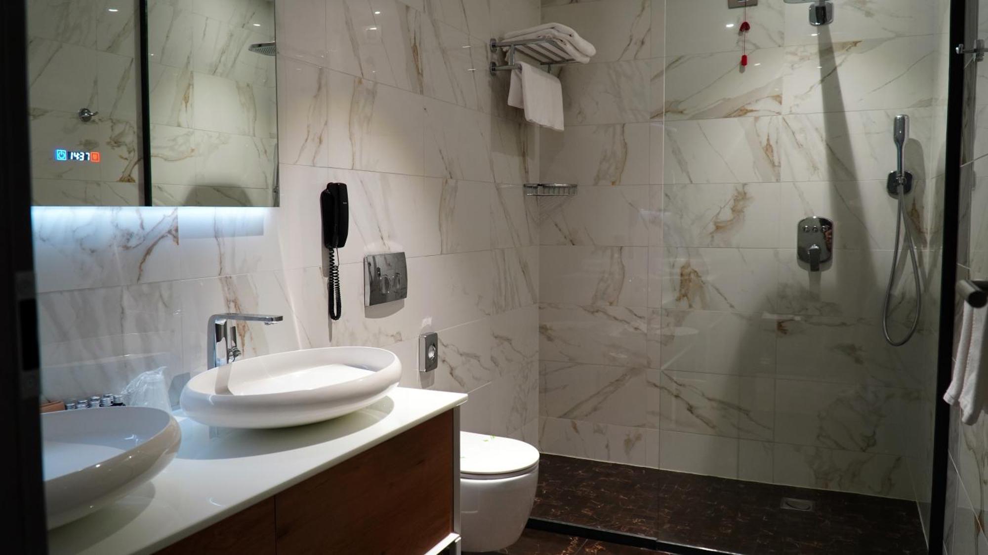 Aniroc Signature Hotel Arad Exterior photo Bathroom