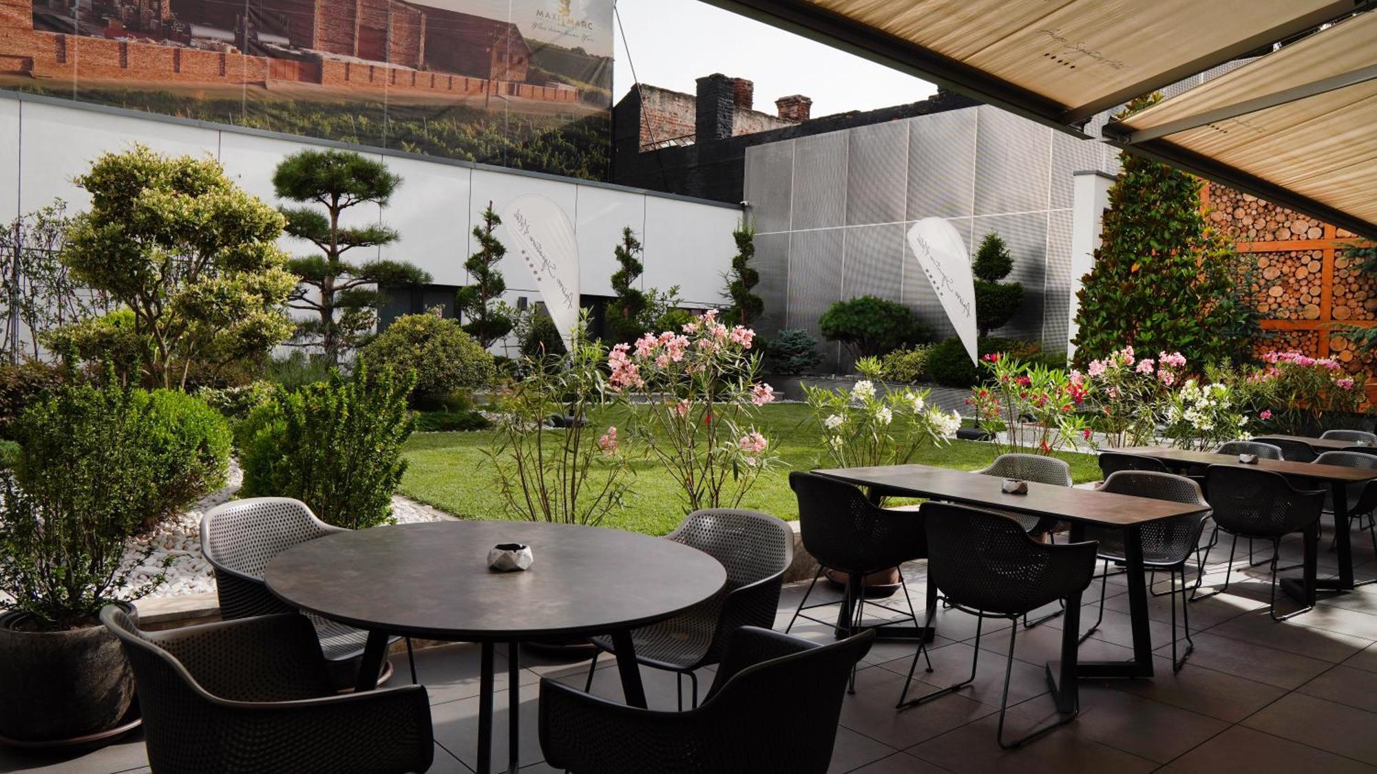 Aniroc Signature Hotel Arad Exterior photo The garden