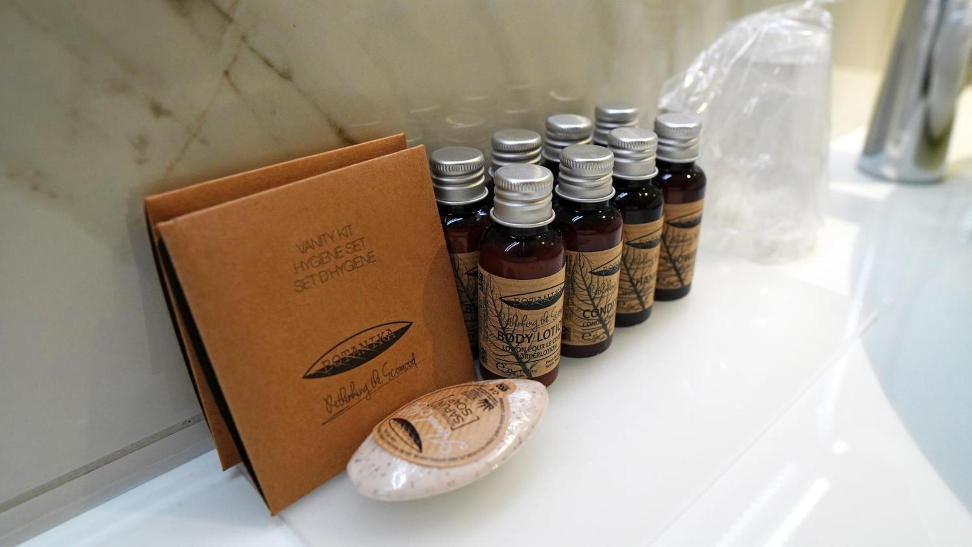 Aniroc Signature Hotel Arad Exterior photo A selection of hotel amenities