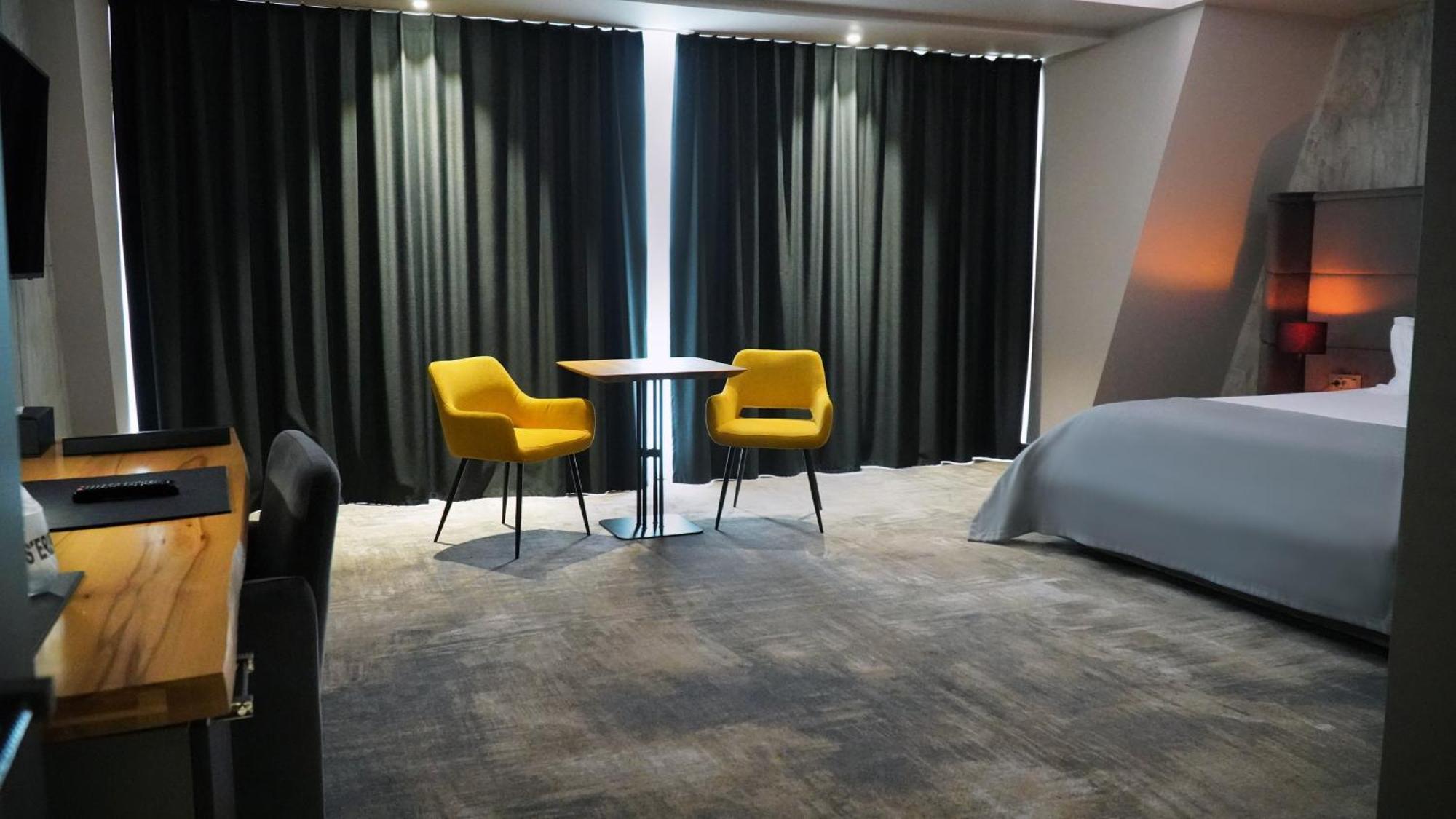 Aniroc Signature Hotel Arad Exterior photo A room at the hotel